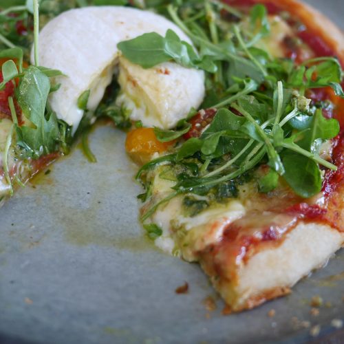 Pizza artisanale avec burrata, roquette et tomates