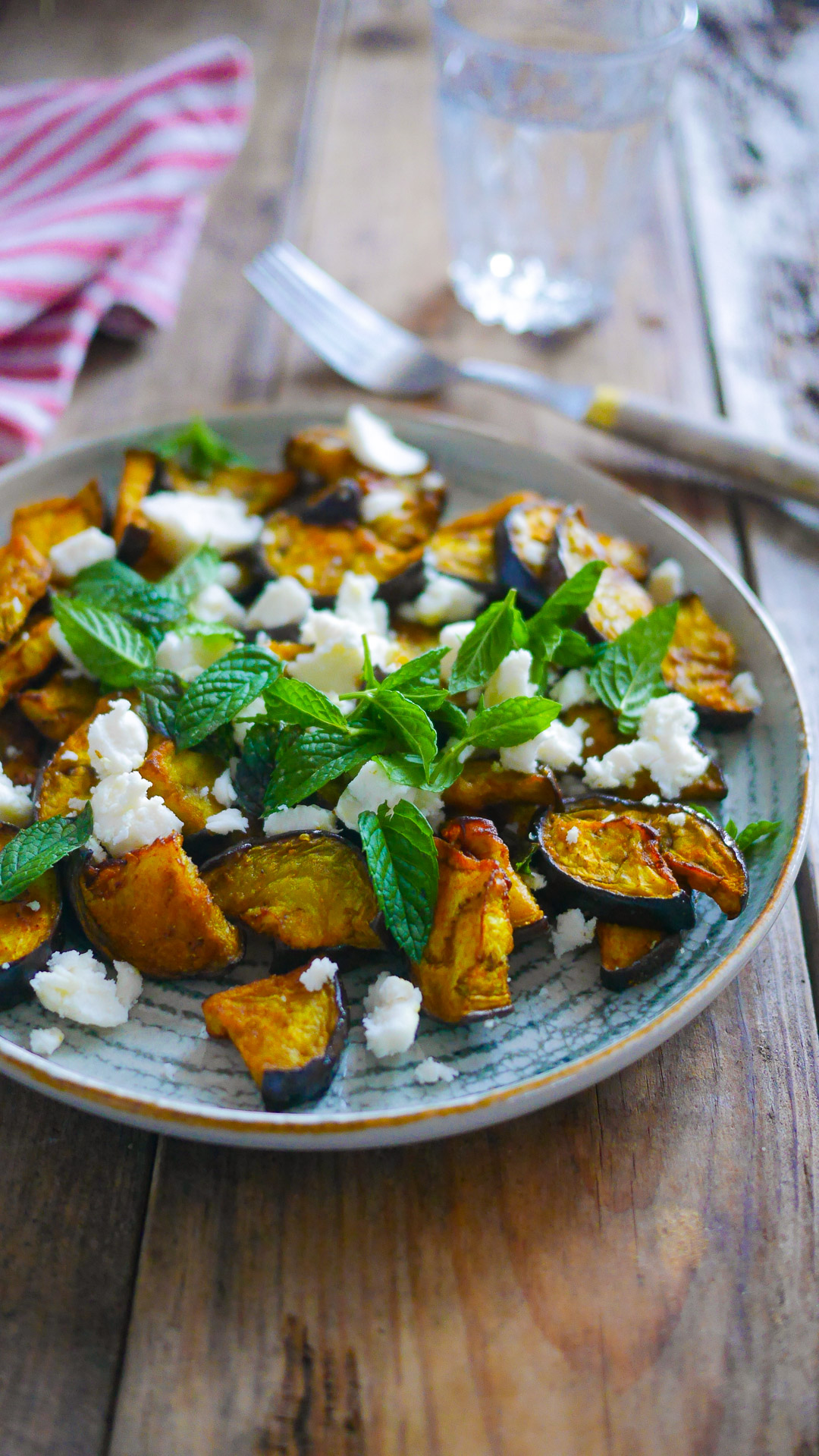 Salade d'aubergines grillées, feta et menthe fraîche.