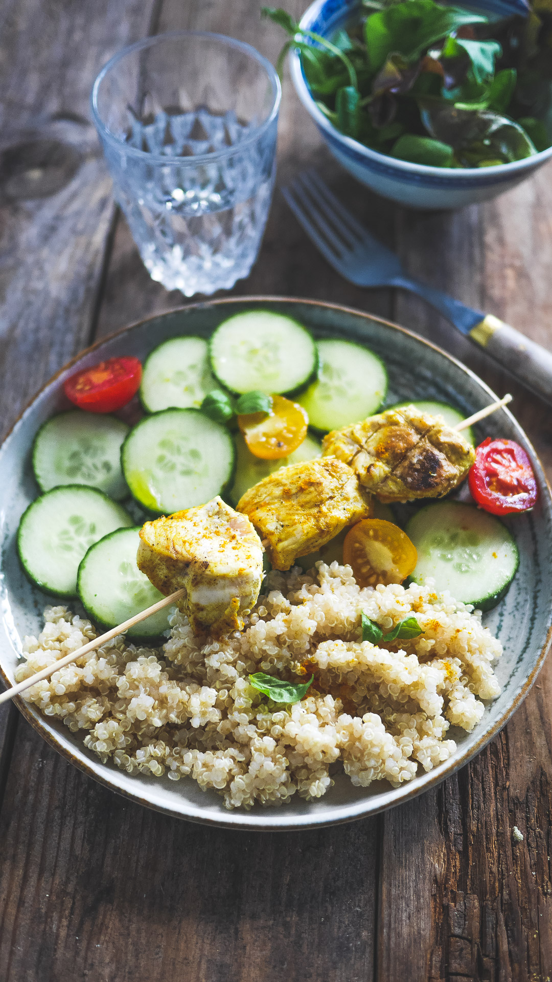 Brochettes de poulet, quinoa et légumes frais