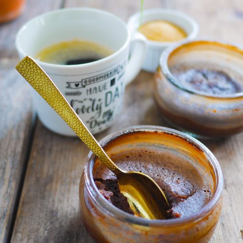 Dessert chocolat, café, et cuillère dorée sur bois