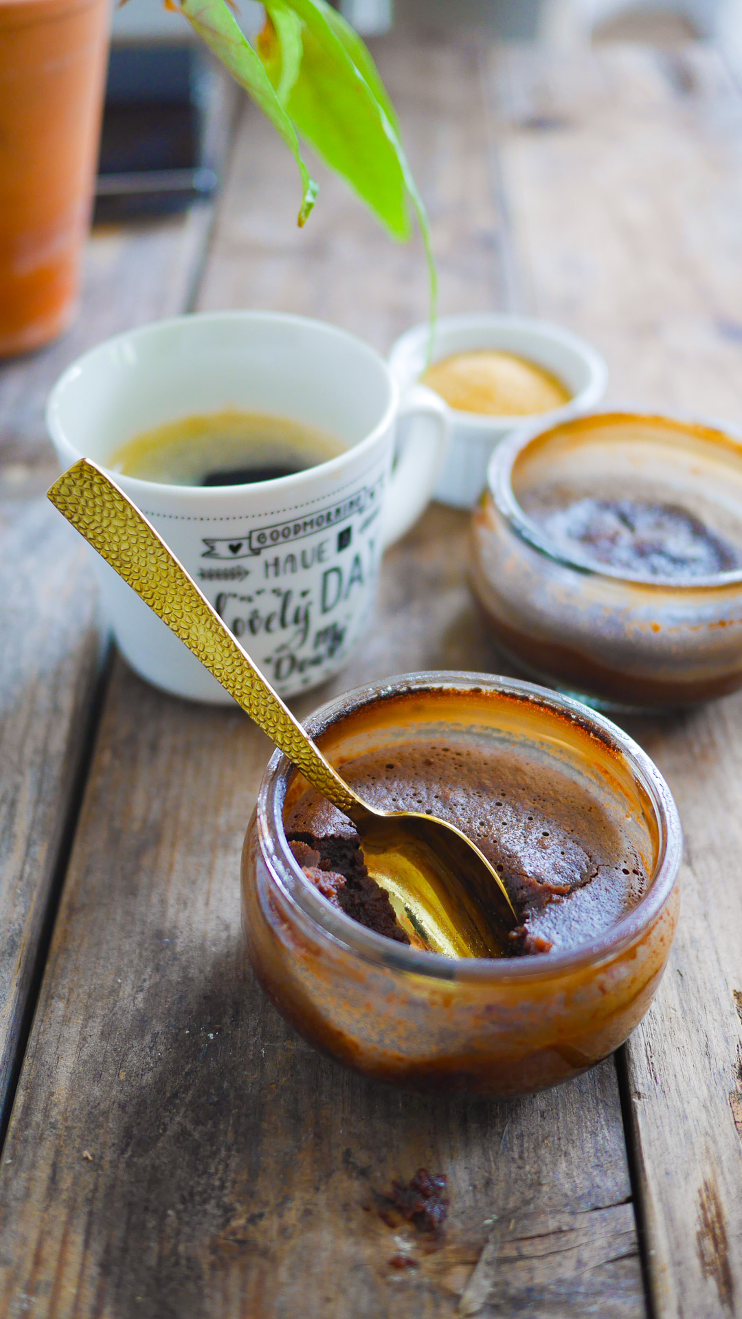 Dessert chocolat, café, et cuillère dorée sur bois