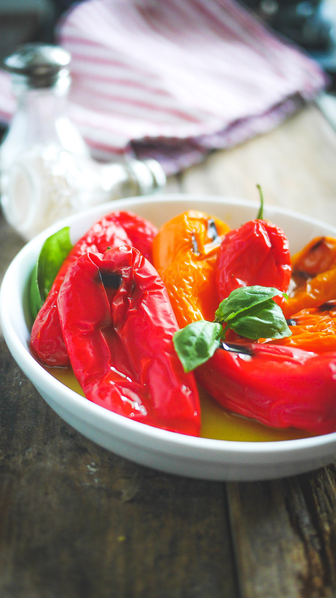 Poivrons rouges et jaunes grillés dans un plat blanc.