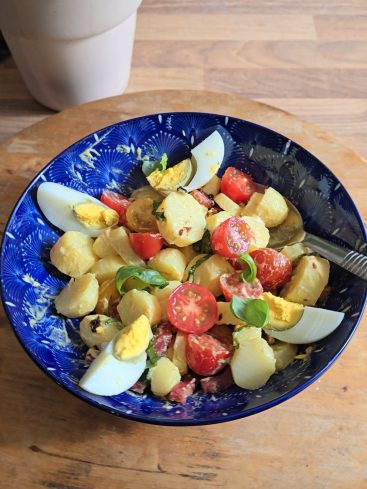 Salade de pommes de terre, tomates et œufs