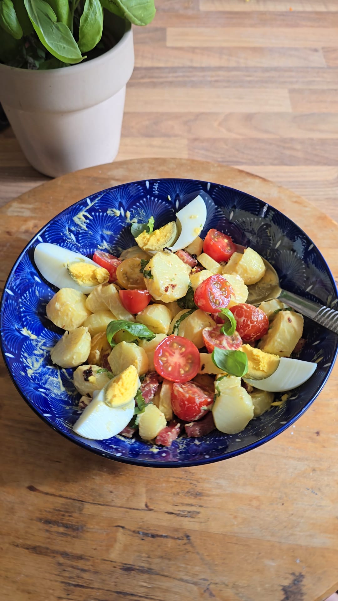 Salade de pommes de terre, tomates et œufs