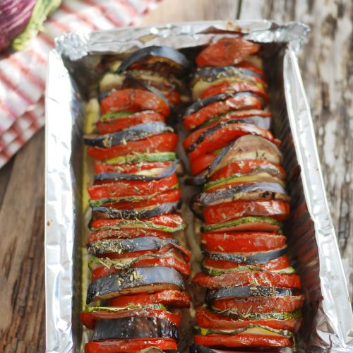 Ratatouille tian de légumes d'été, prêt à cuire.