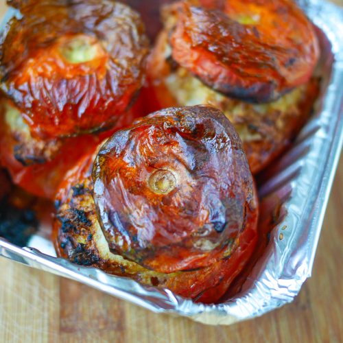 Tomates farcies cuites au four, dans un plat aluminium.