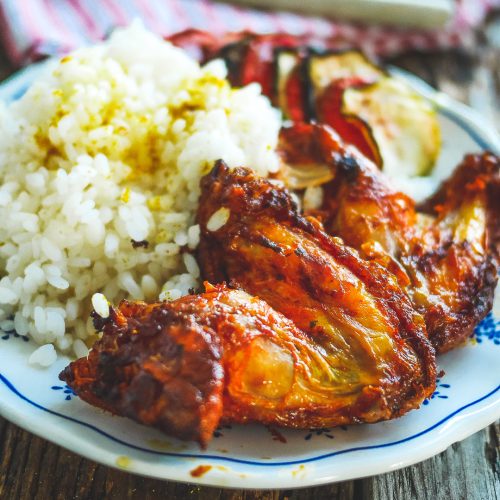Plat de poulet, riz et légumes grillés