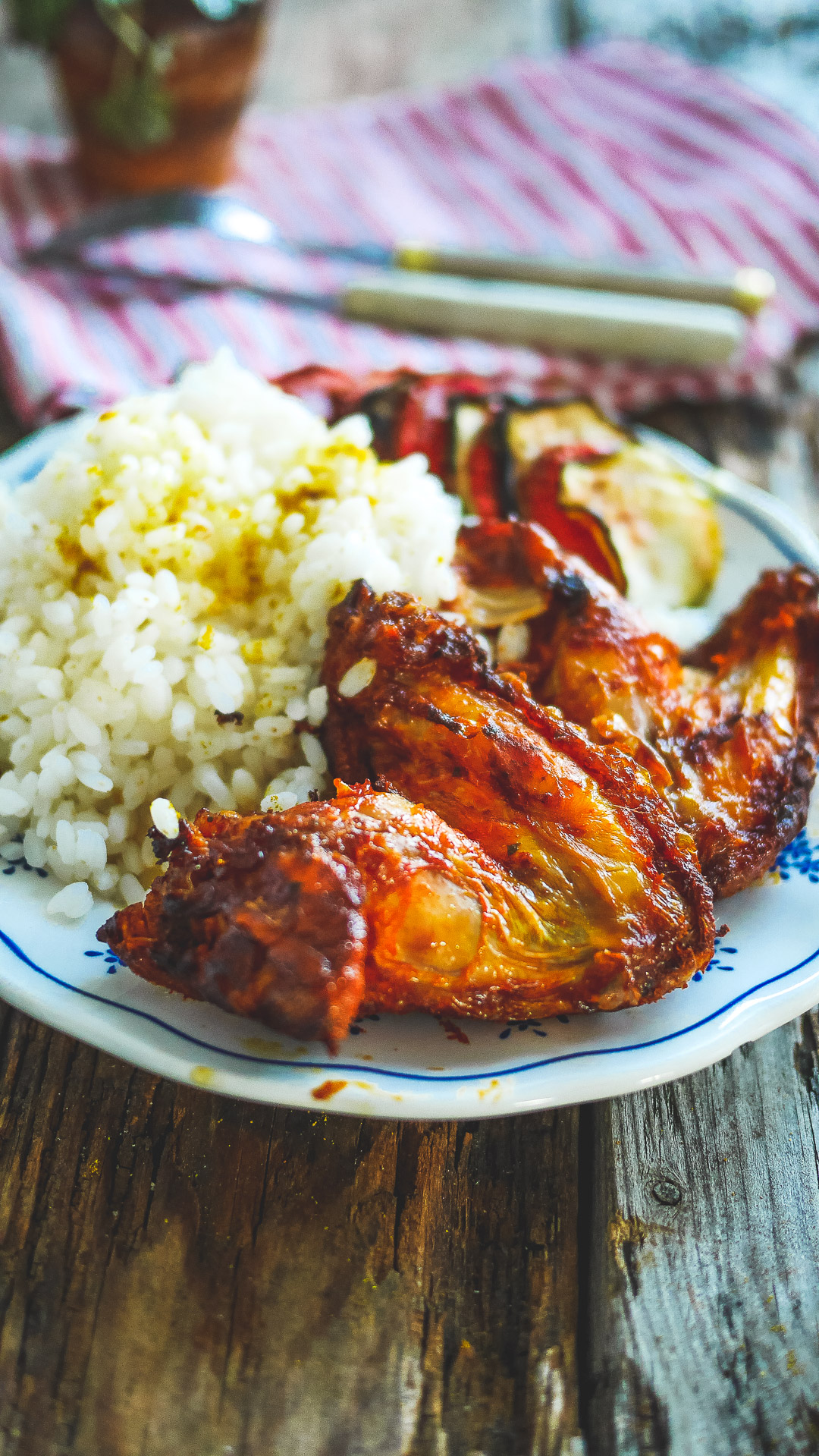 Plat de poulet, riz et légumes grillés