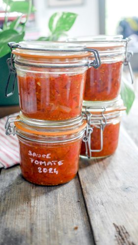 Pots de sauce tomate faits maison, étiquetés.