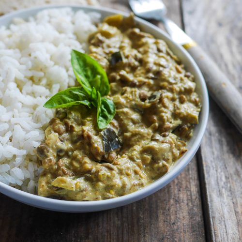 Curry de lentilles et riz basmati dans un bol.