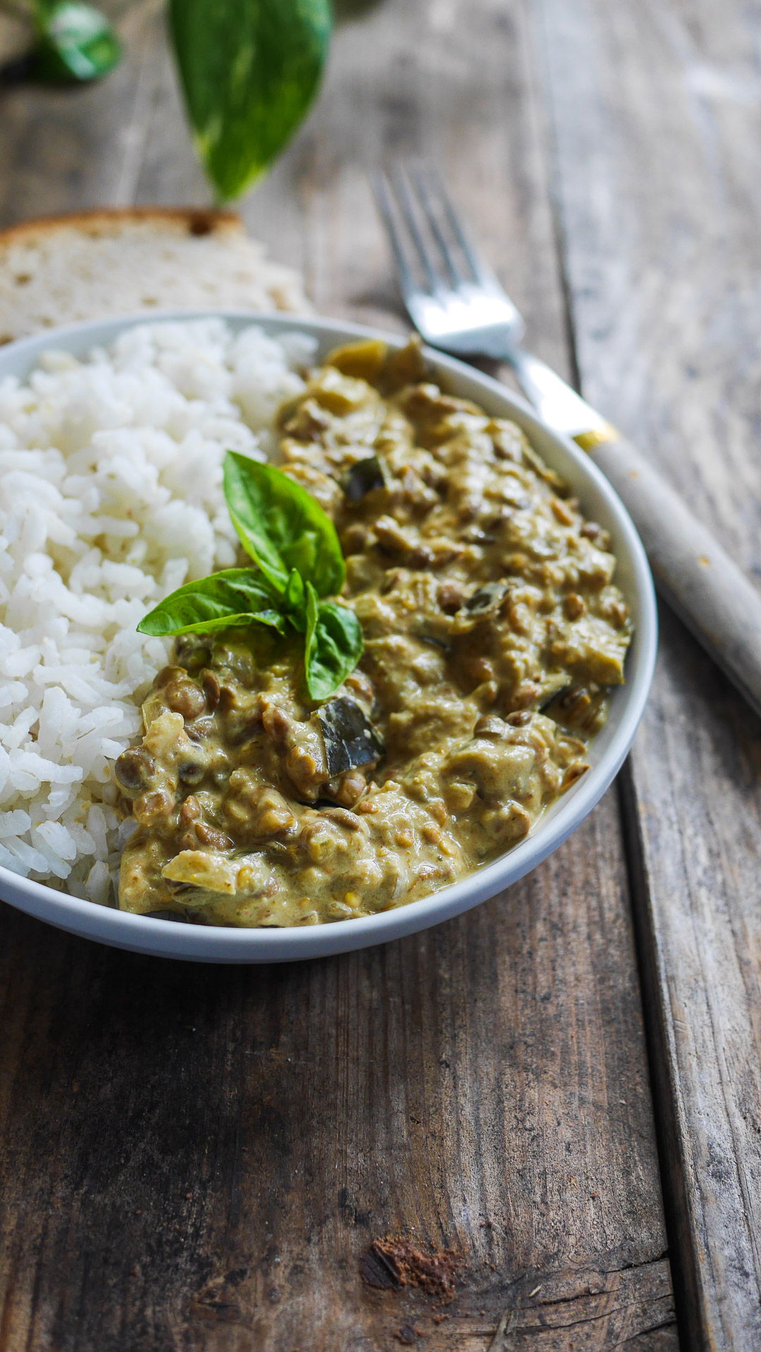 Curry de lentilles et riz basmati dans un bol.