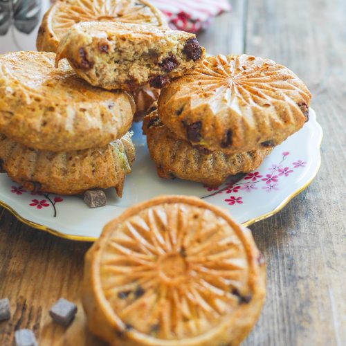 Gâteaux aux pépites de chocolat sur table en bois