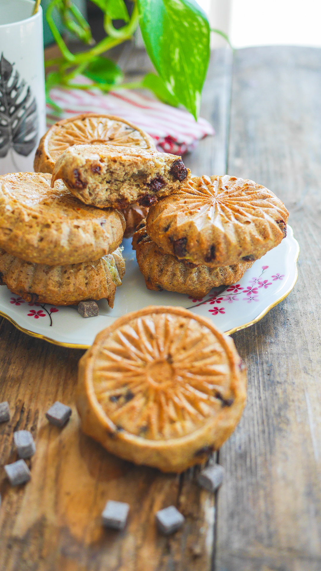 Gâteaux aux pépites de chocolat sur table en bois
