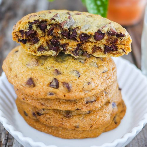 Pile de cookies aux pépites de chocolat coupés