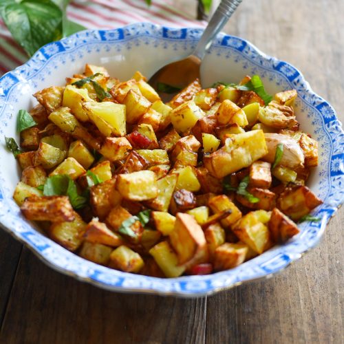 Pommes de terre sautées dans un bol décoré, sur bois
