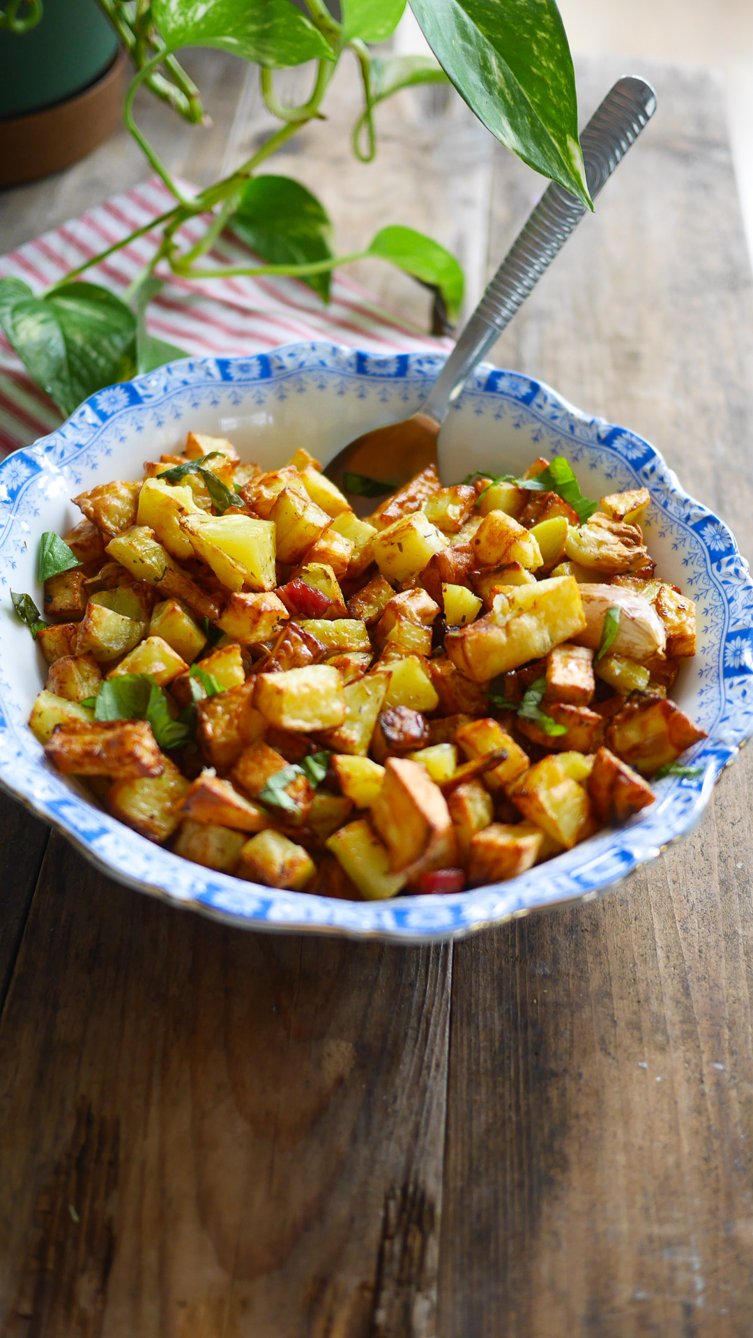 Pommes de terre sautées dans un bol décoré, sur bois