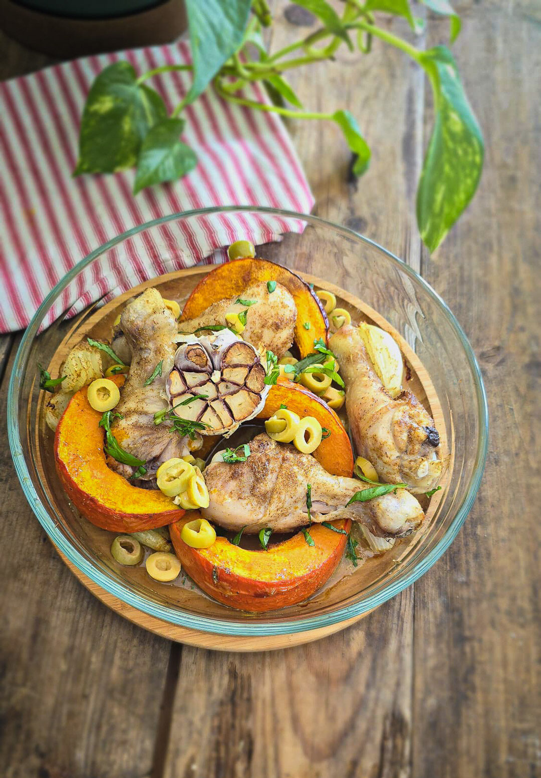 Poulet rôti, courge, olives et ail dans un plat
