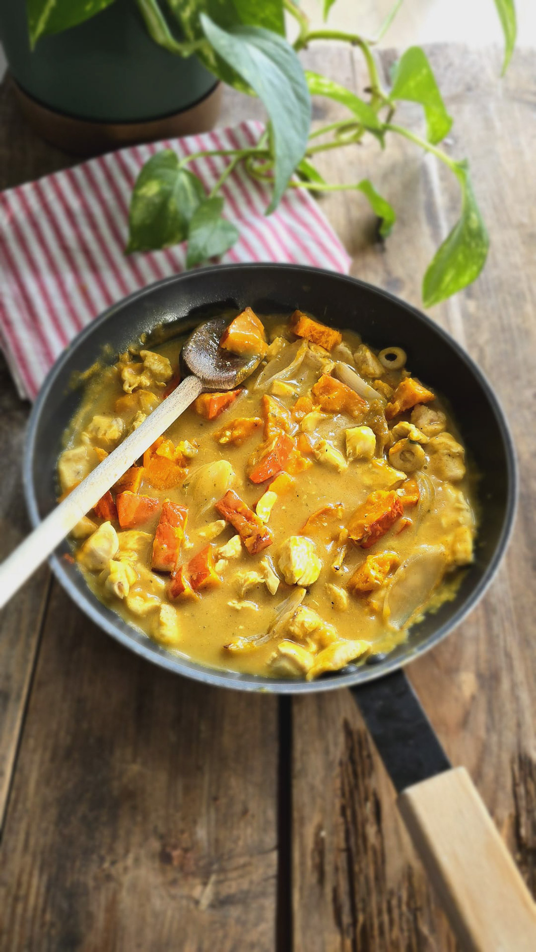 poulet et potimarron sauce colombo, servi dans une poêle