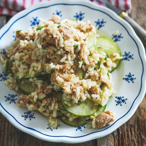 Assiette de salade de riz concombre thon