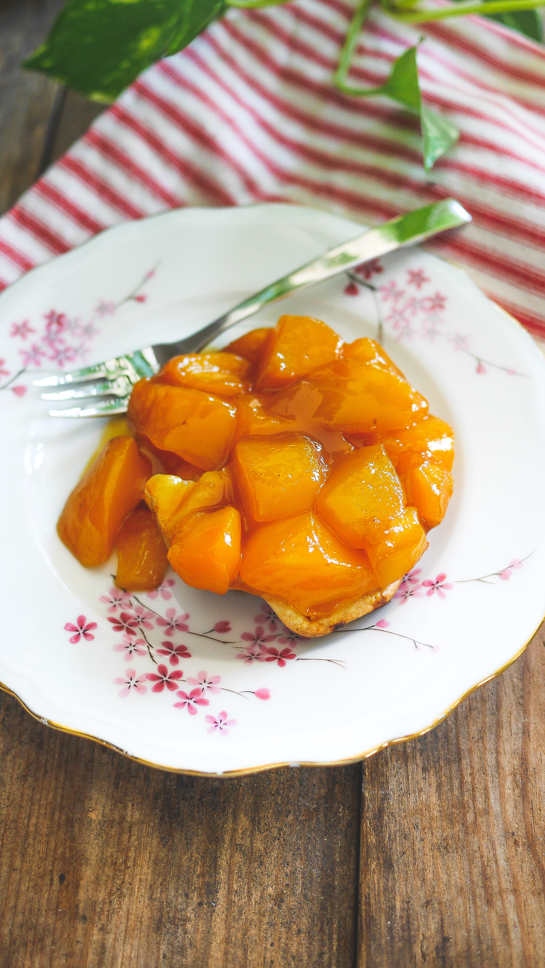 Tarte Tatin aux pêches sur assiette fleurie