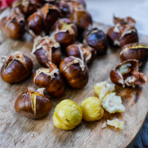 Châtaignes grillées sur planche en bois