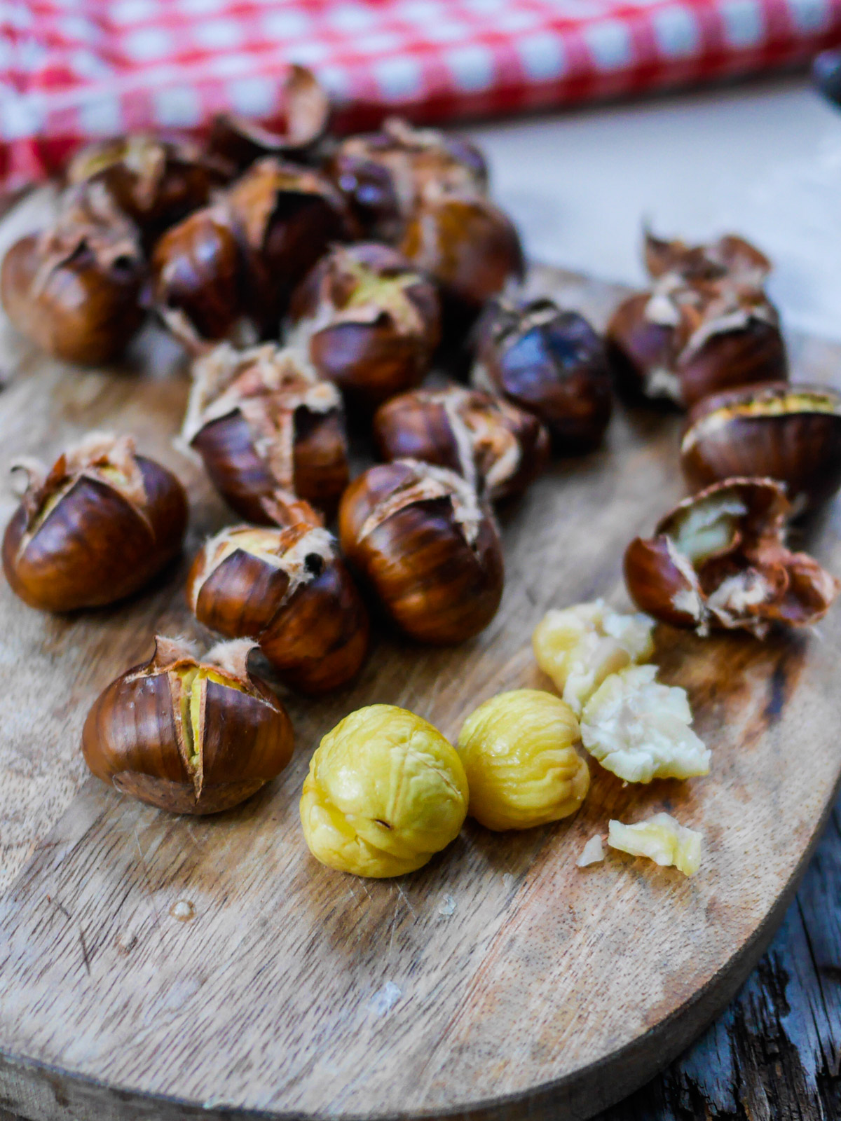 Châtaignes grillées sur planche en bois