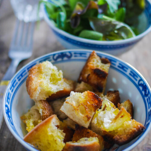 Salade verte et croûtons dorés dans des bols