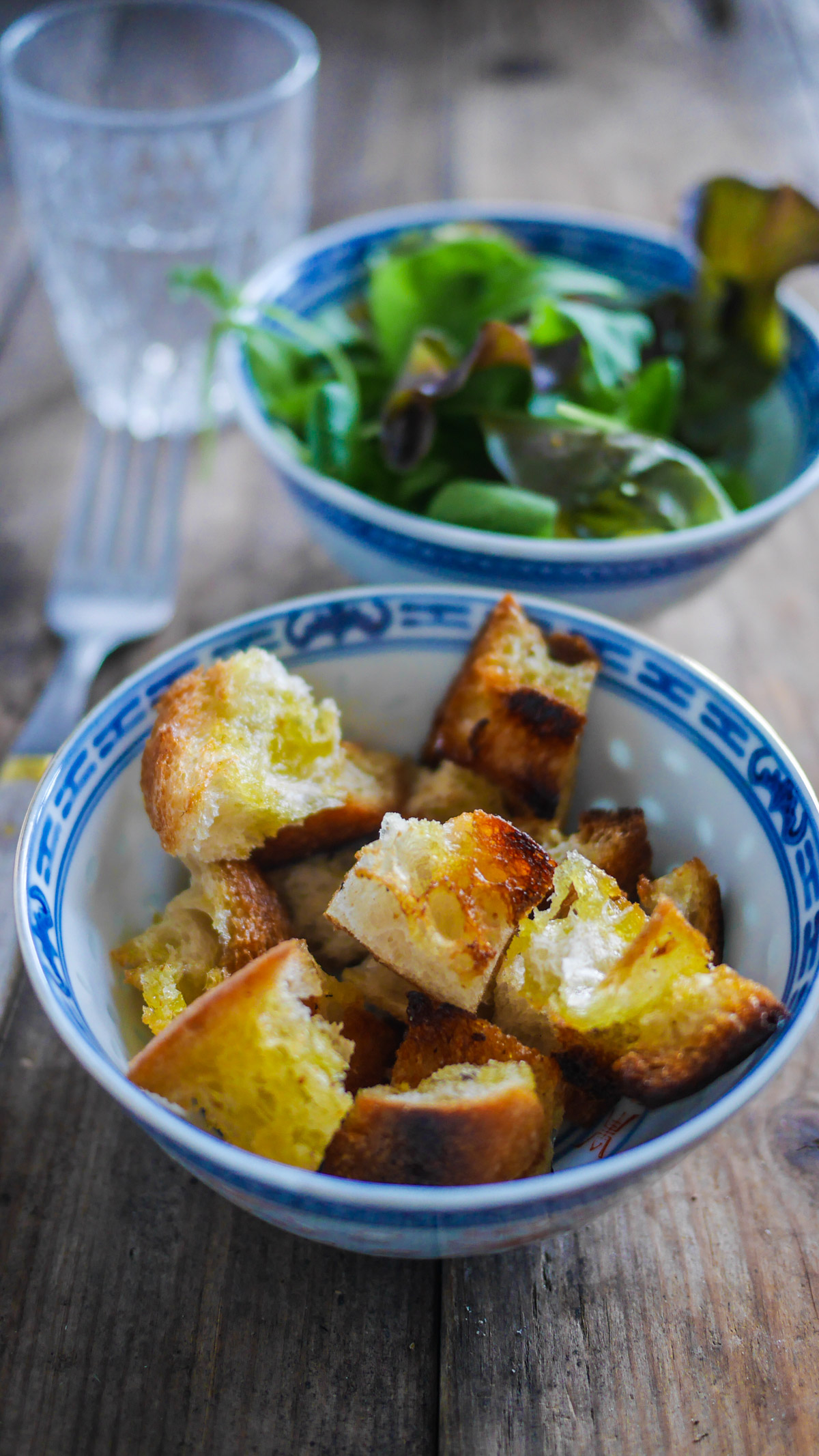 Salade verte et croûtons dorés dans des bols