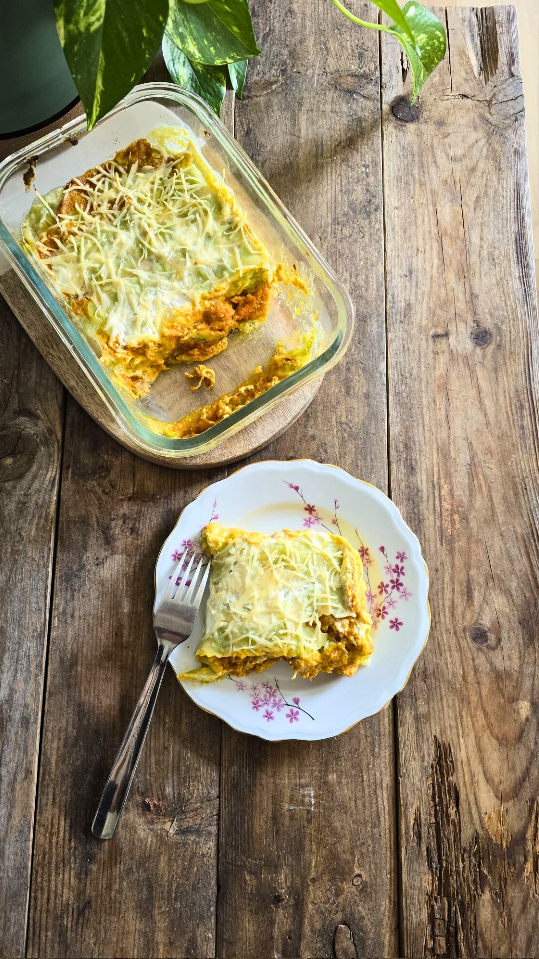 Lasagnes végétariennes maison sur une table en bois