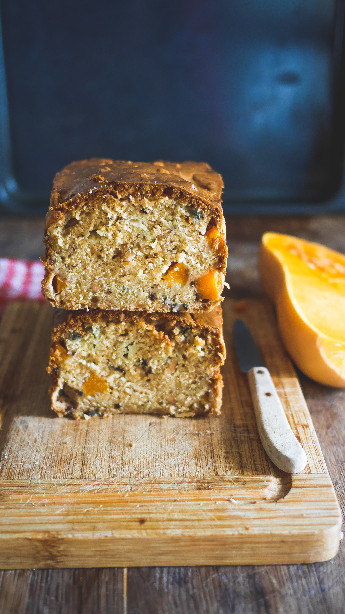 Gâteau au potiron coupé sur planche à découper.