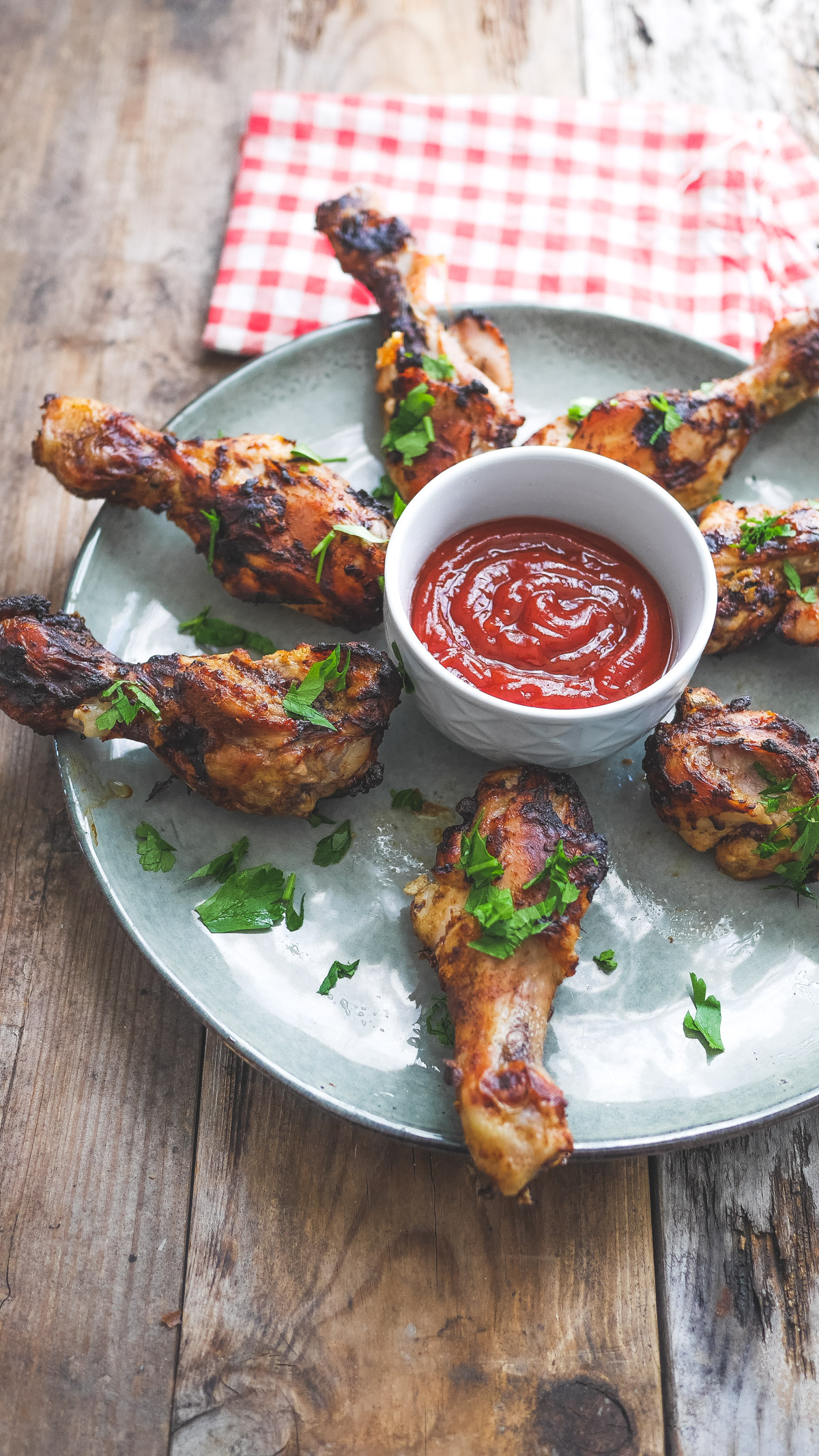 Pilons de poulet grillés avec ketchup et persil.