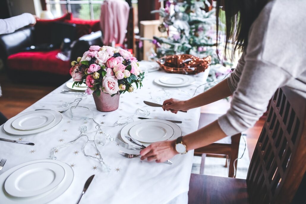 Une table de fête dressée pour le repas de Noël