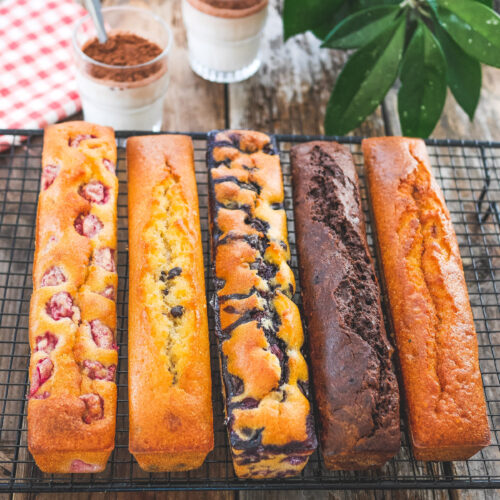 Assortiment de cakes individuels sur grille, fond bois