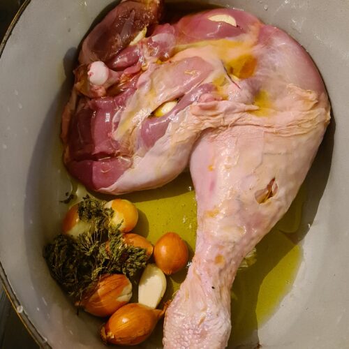 Cuisse de dinde, échalotes et herbes en cocotte.
