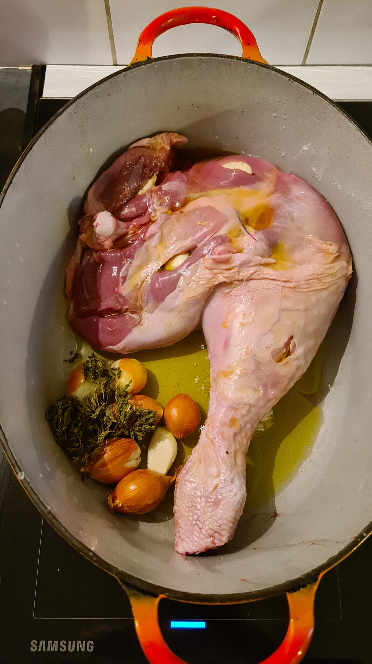 Cuisse de dinde, échalotes et herbes en cocotte.