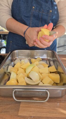 Préparation de pommes de terre et oignons coupés