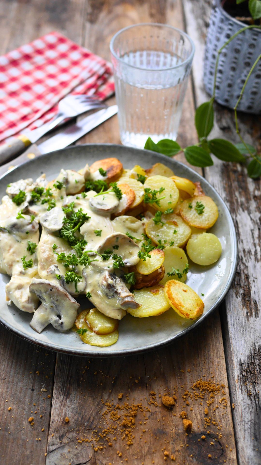 Plat de poulet aux champignons et pommes de terre.