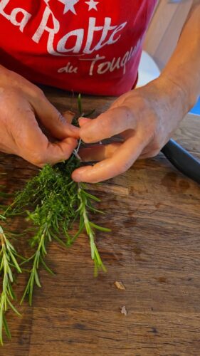 Préparation bouquet garni avec thym et romarin.