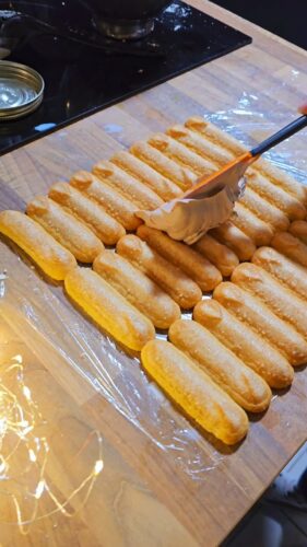 Préparation de gâteau avec des biscuits à la cuillère.
