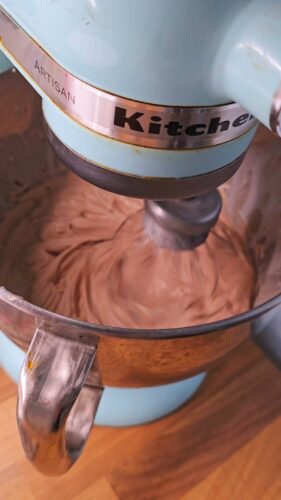 Robot pâtissier KitchenAid mélangeant une pâte au chocolat.