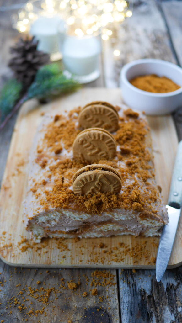 Bûche roulée sans cuisson aux biscuits à la cuillère et spéculoos sur une table de fête