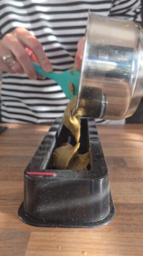 Préparation culinaire : pâte versée dans un moule oblong.