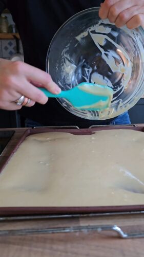 Préparation d'une pâte à gâteau dans un moule.