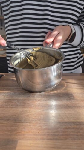 Pâte verte fouettée dans une casserole inox