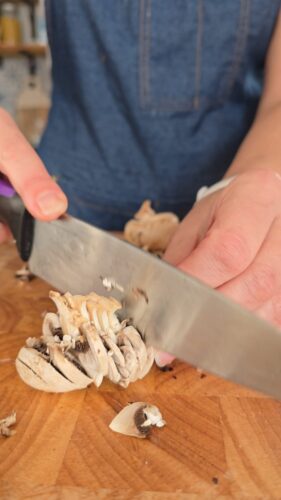 Coupe de champignons sur une planche à découper
