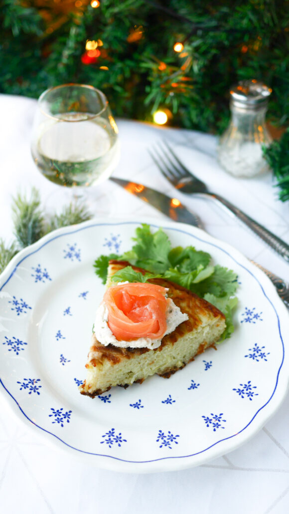 Crique de pommes de terre, garnie de fromage frais et de truite fumée