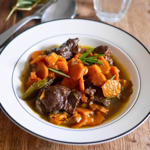 Boeuf carottes mijoté, romarin, verre d'eau