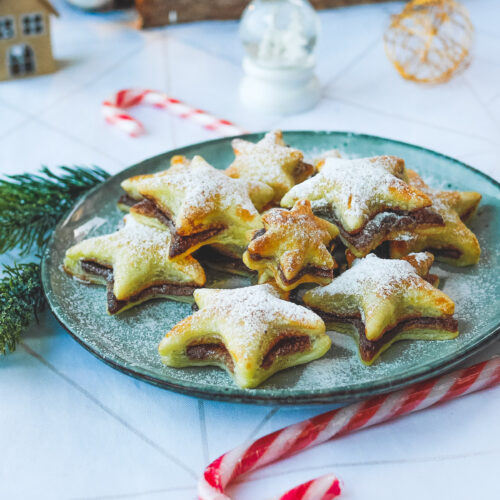 Biscuits étoiles de Noël saupoudrés de sucre glace.