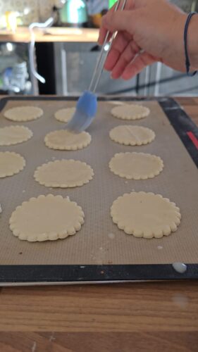 Préparation de biscuits: dorure à l'oeuf au pinceau.