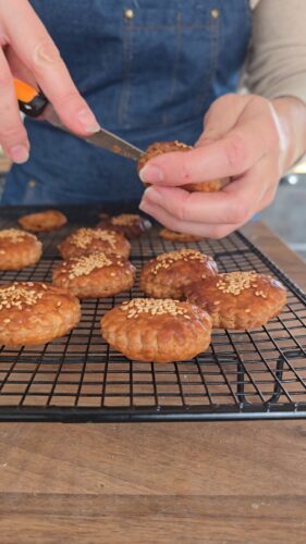 Préparation de gâteaux aux graines de sésame sur grille.